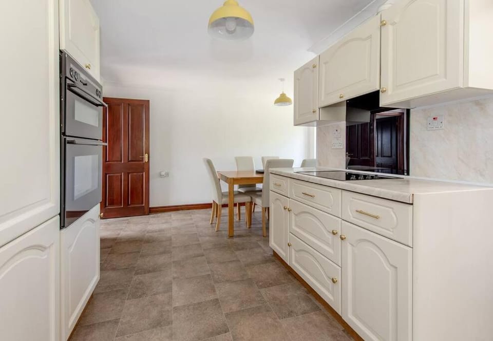 Dining area, pet friendly, stove, kitchen