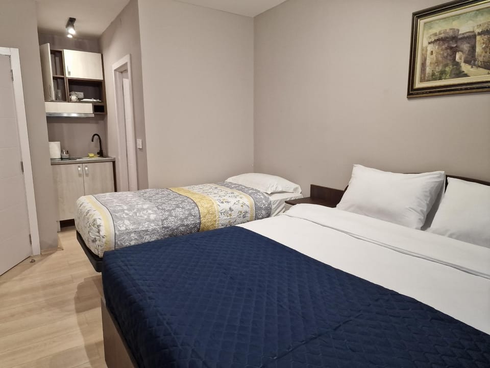 Bed, Kitchen or kitchenette, Bedroom