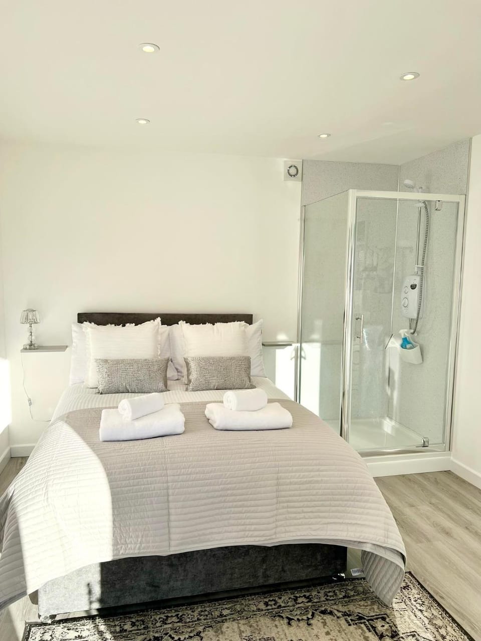 Shower, Bed, Bathroom, Bedroom, towels