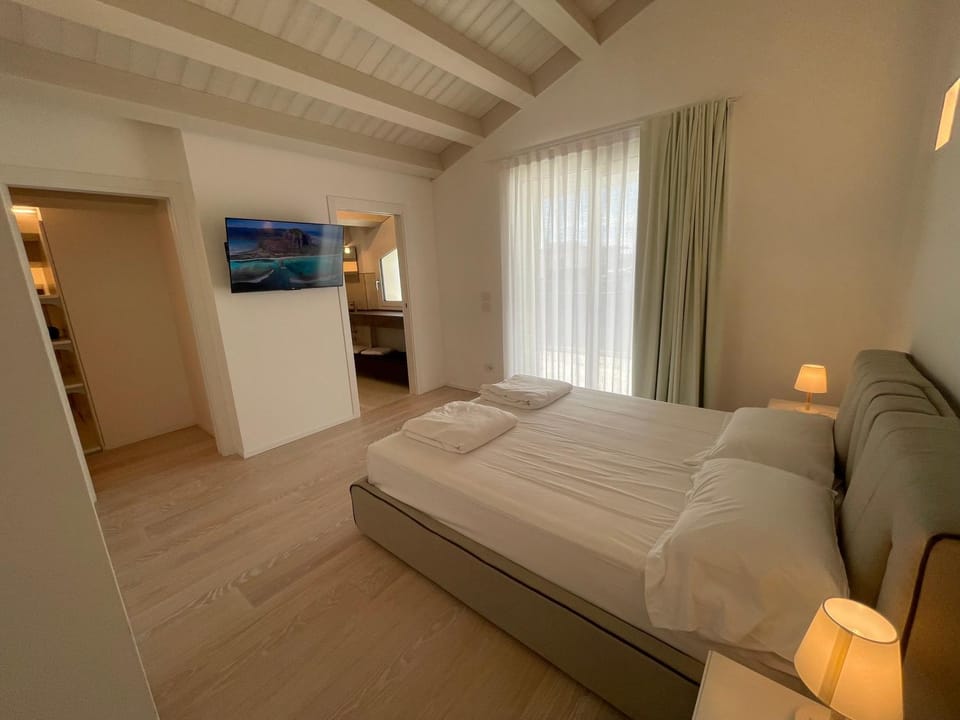 TV and multimedia, Photo of the whole room, air conditioner