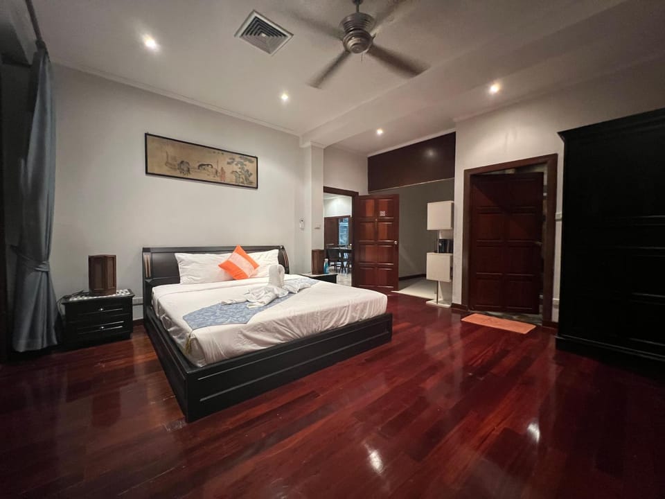 Bed, TV and multimedia, Photo of the whole room, Bedroom, fireplace, wardrobe