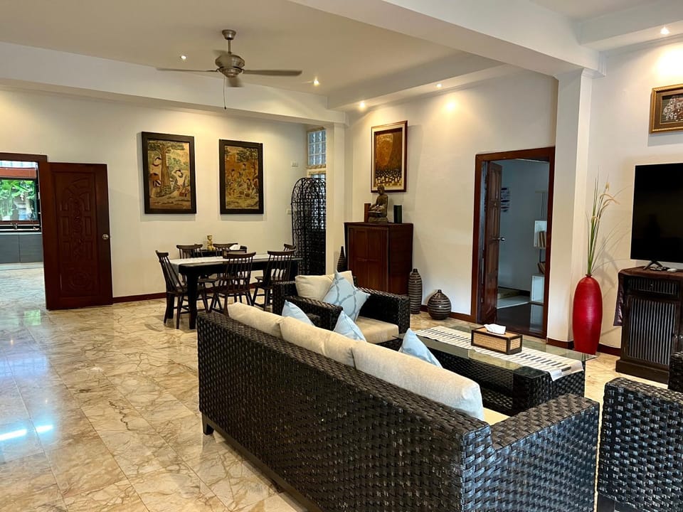 Communal lounge/ TV room, TV and multimedia, Kitchen or kitchenette, Living room, Seating area, Dining area, Evening entertainment