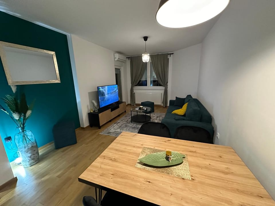 TV and multimedia, Living room, Seating area, Dining area
