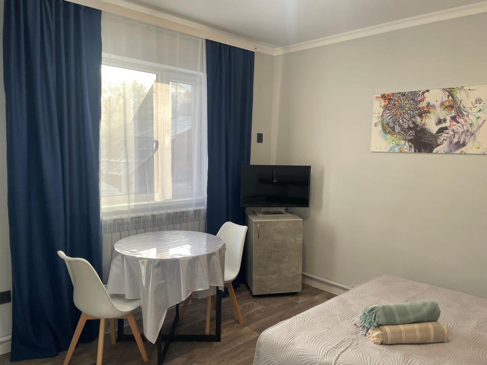 Bed, TV and multimedia, Dining area