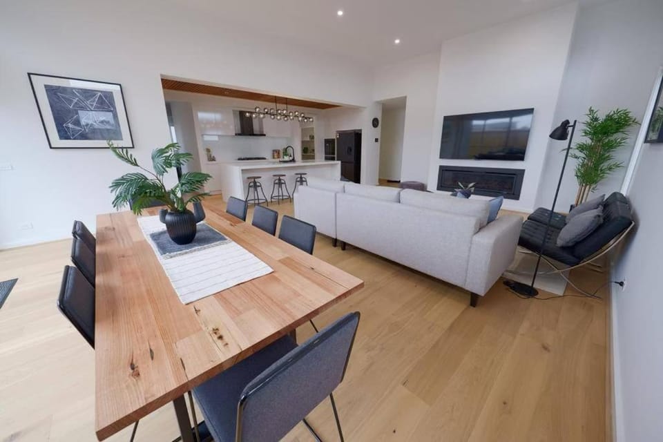 TV and multimedia, Kitchen or kitchenette, Living room, Seating area, Dining area