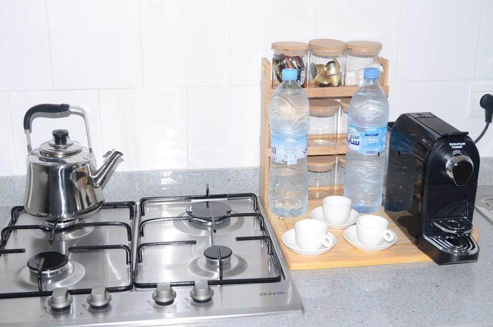 Coffee/tea facilities, Kitchen or kitchenette, stove