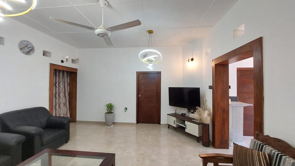 Communal lounge/ TV room, TV and multimedia, Living room, Seating area, Evening entertainment