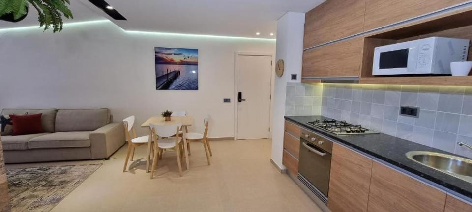 Kitchen or kitchenette, Living room, minibar, oven