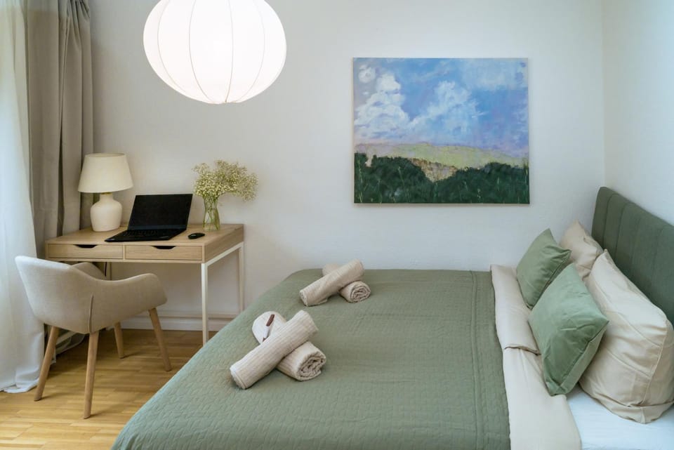 Bed, Photo of the whole room, Seating area, Bedroom, towels
