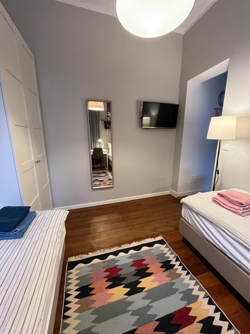 Bed, TV and multimedia, Bedroom