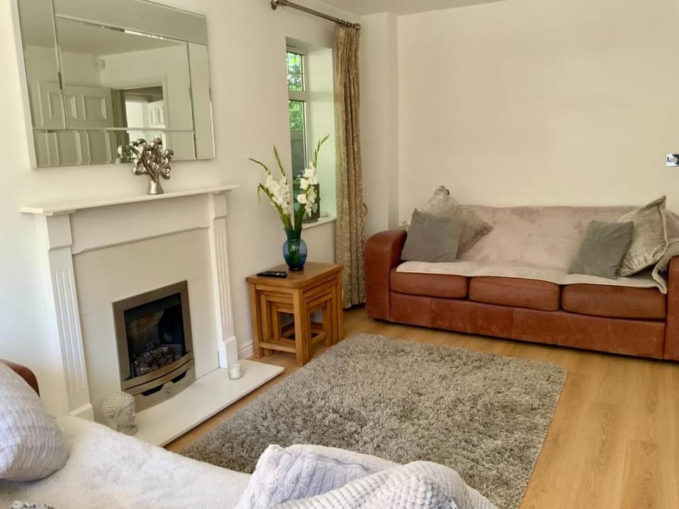 Luxury 3BR House Sleeps 6 NEC Solihull JLR Free Parking House in Metropolitan Borough of Solihull