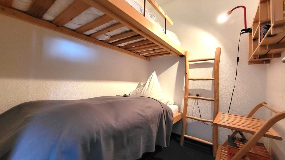 Bed, Photo of the whole room, bunk bed, hair dresser