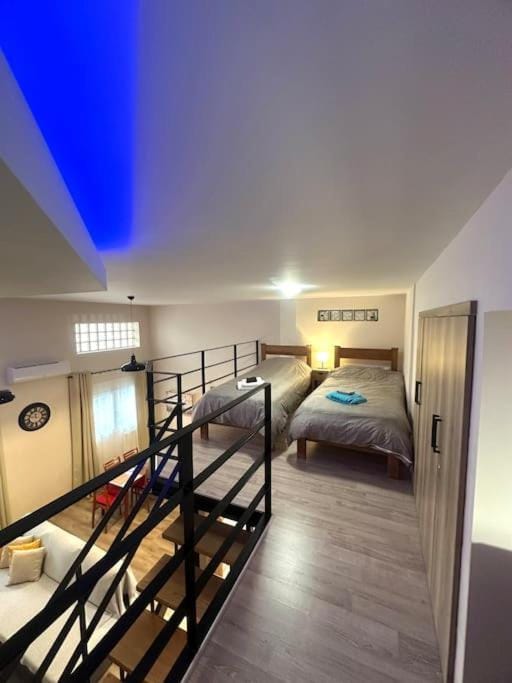 Family Loft with Private parking Next to Μetro and Railway Apartment in Athens