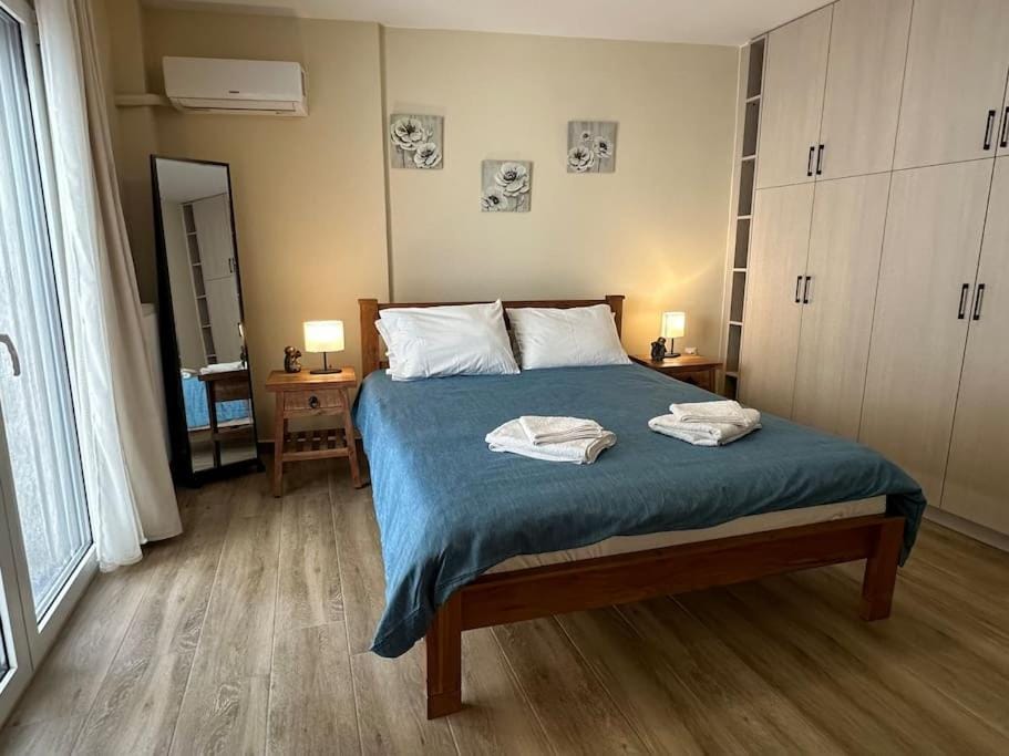 Family Loft with Private parking Next to Μetro and Railway Apartment in Athens