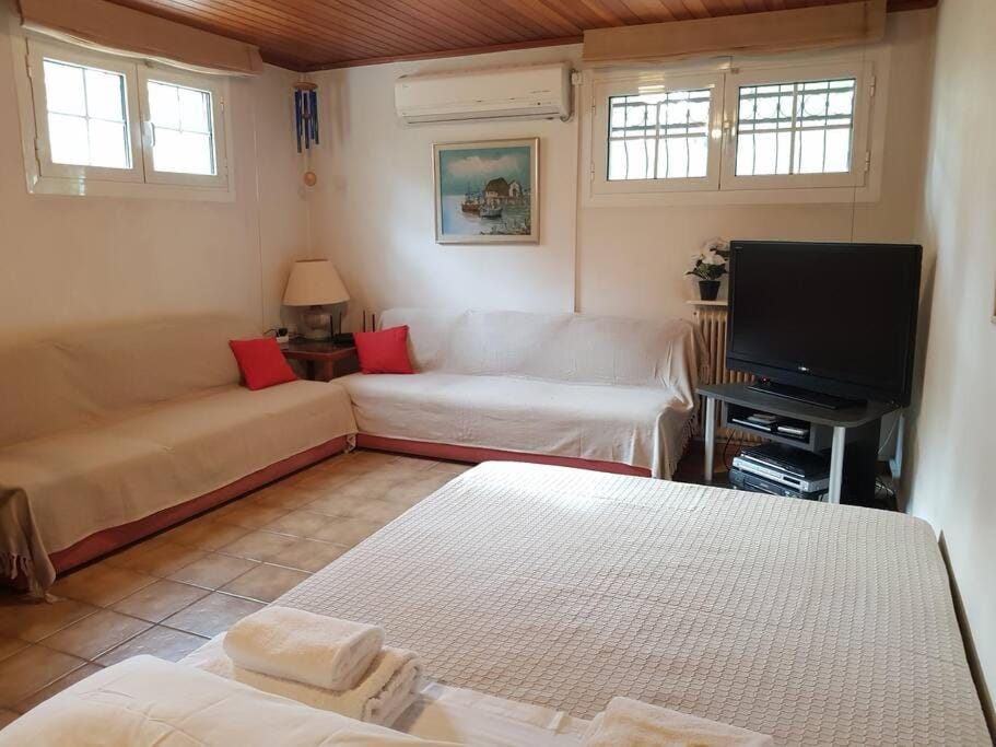 Beautiful Studio at Glyfada Apartment in South Athens