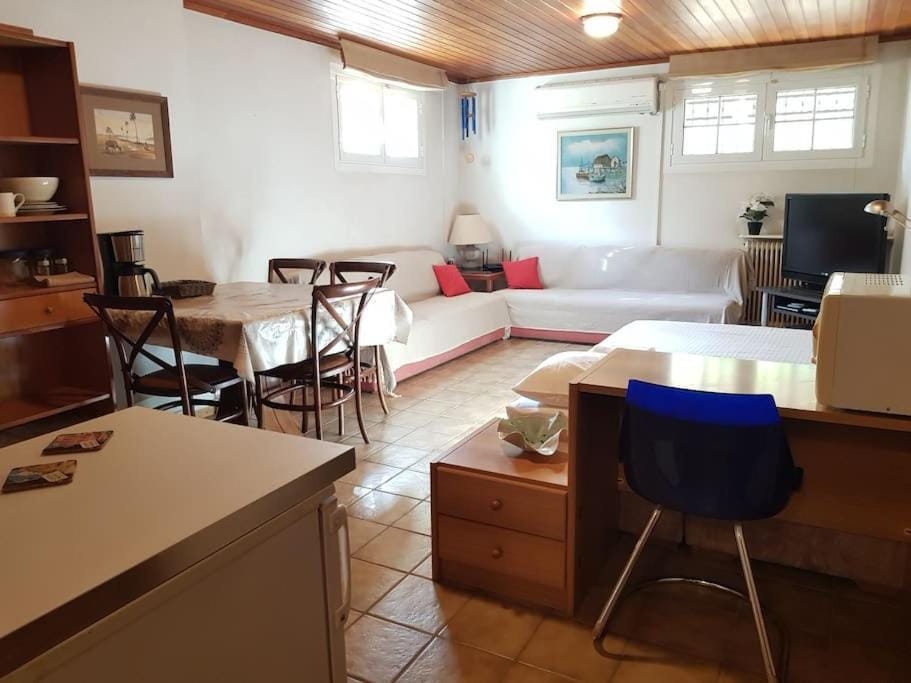 Beautiful Studio at Glyfada Apartment in South Athens