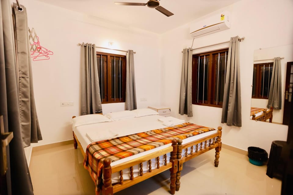 Bed, Photo of the whole room, Bedroom, air conditioner