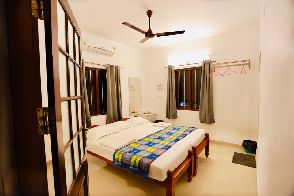 Bed, Photo of the whole room, Bedroom, air conditioner