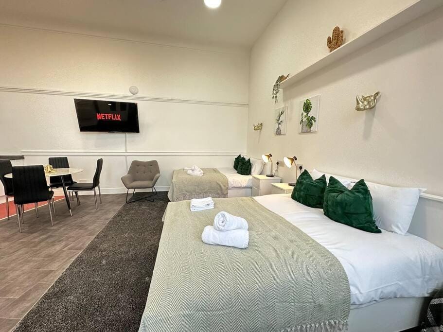 Modern 3-Bed Haven in West Midlands! Apartment in England
