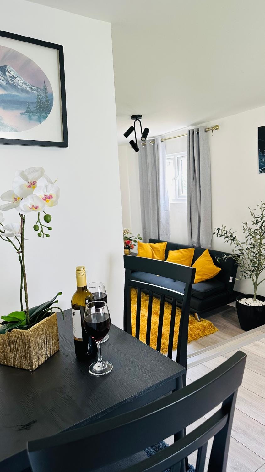 Communal lounge/ TV room, TV and multimedia, Living room, Seating area, Dining area