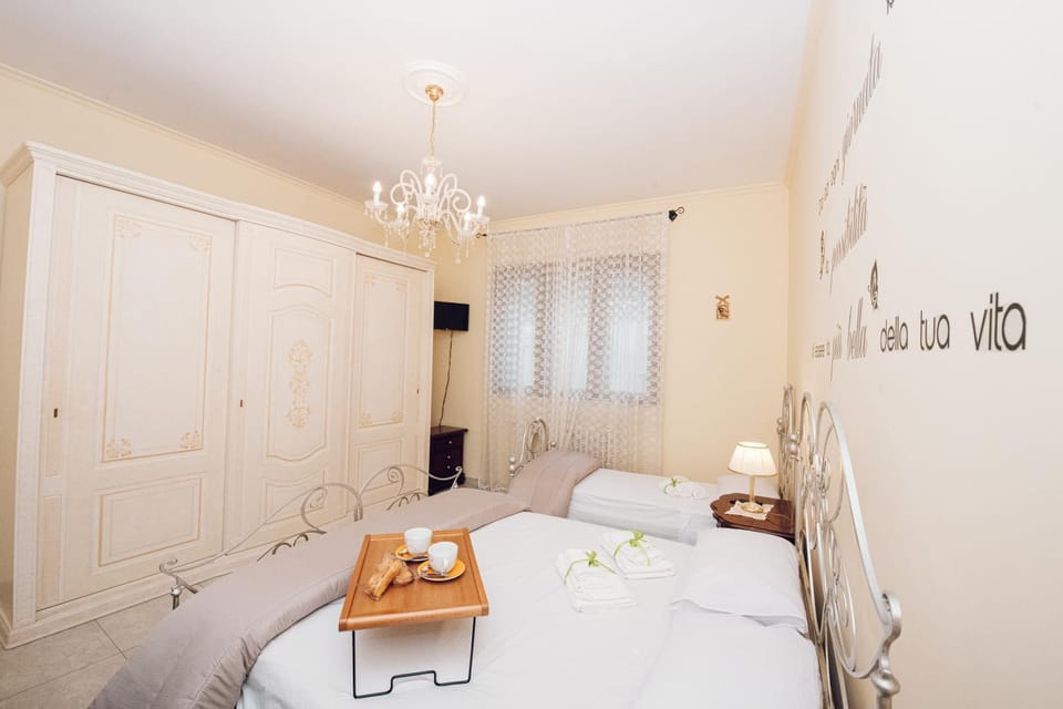 Bed, TV and multimedia, Photo of the whole room, Bedroom, towels, wardrobe