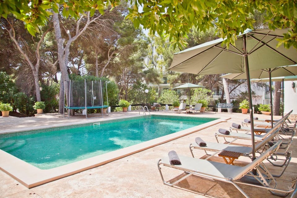 Patio, Day, Garden, Garden view, Pool view, Swimming pool, sunbed, towels