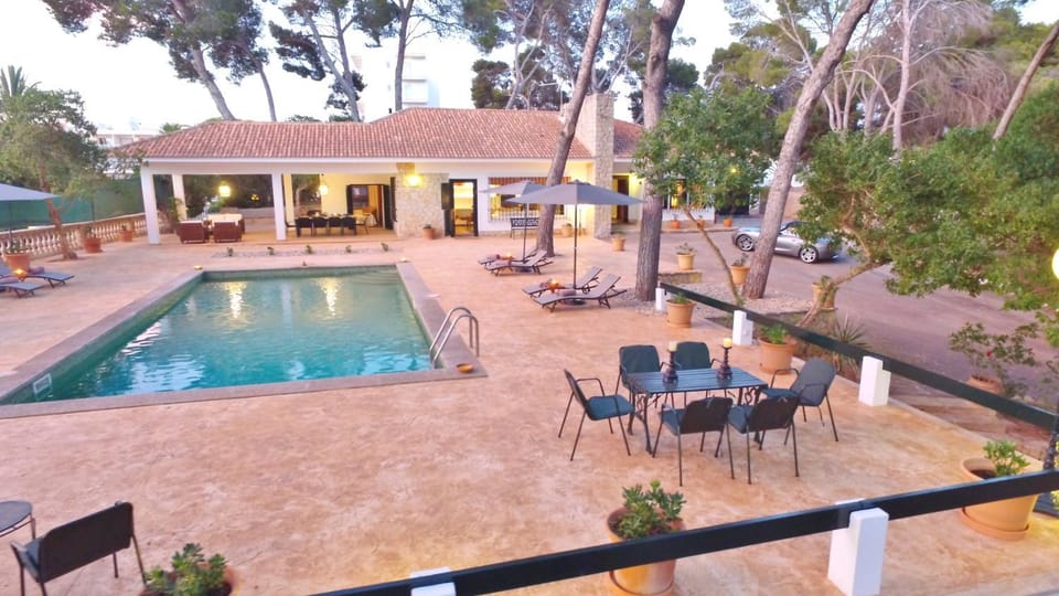 Property building, Patio, Day, Garden, Garden view, Pool view, Swimming pool, Parking, sunbed