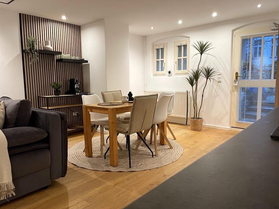 Coffee/tea facilities, Living room, Seating area, Dining area