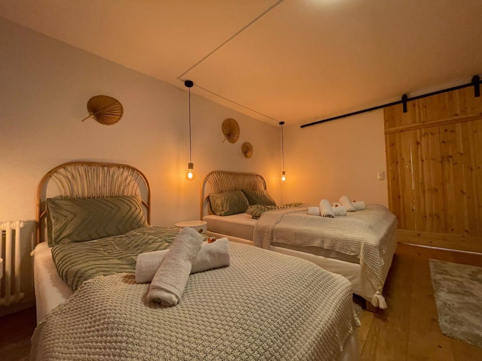 Bed, Photo of the whole room, Bedroom, towels