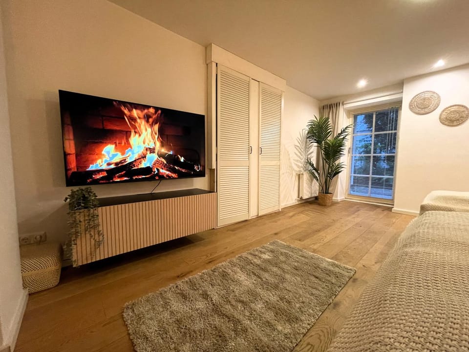 Bed, TV and multimedia, Photo of the whole room, Evening entertainment, Bedroom, internet