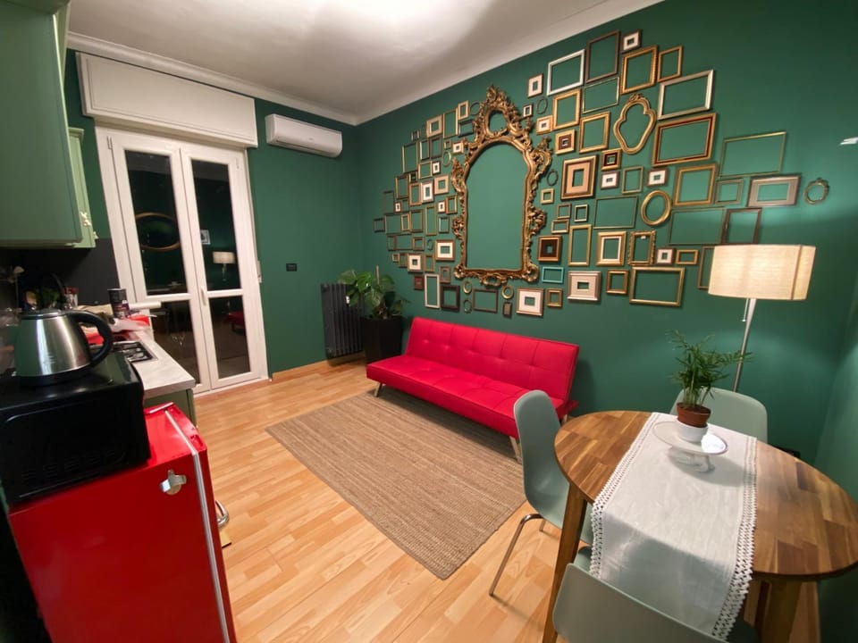 Kitchen or kitchenette, Living room, Seating area, Dining area, air conditioner
