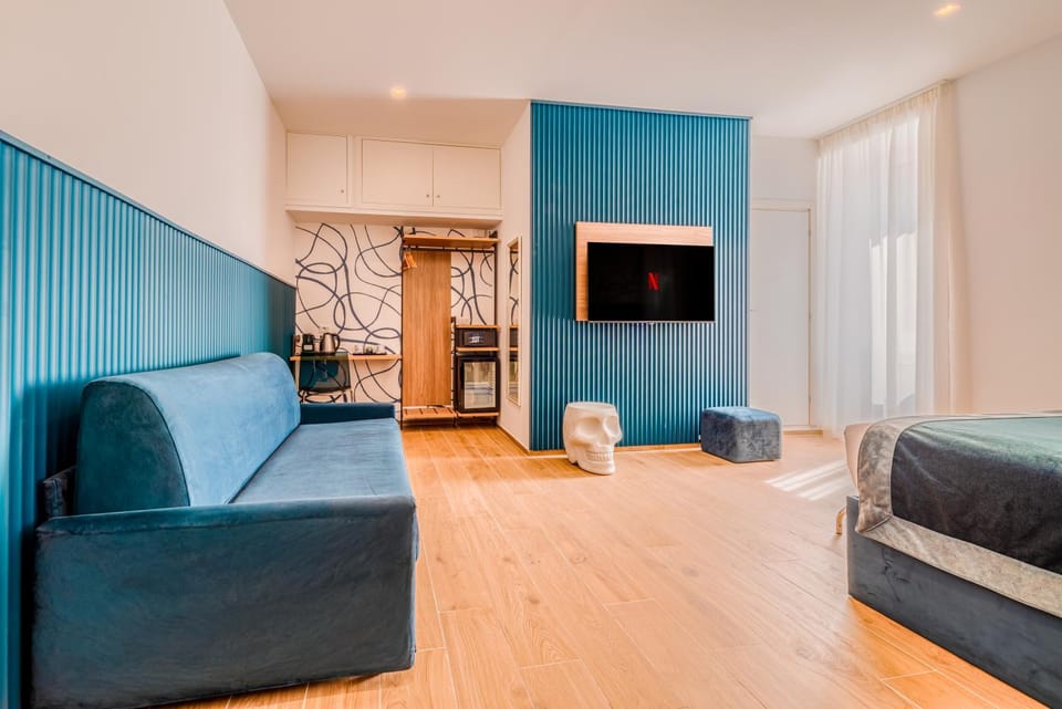 Bed, TV and multimedia, Coffee/tea facilities, Photo of the whole room, Bedroom, minibar, safe, wardrobe