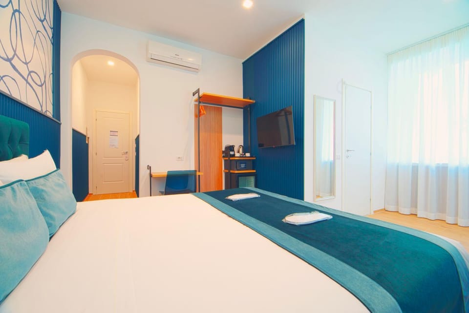 Bed, TV and multimedia, Photo of the whole room, Bedroom, wardrobe, air conditioner