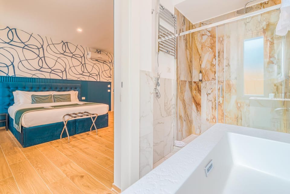 Shower, Bed, Bathroom, Photo of the whole room, Bedroom, towels