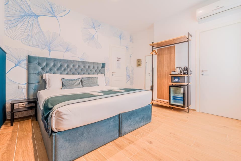 Bed, Coffee/tea facilities, Photo of the whole room, Bedroom, minibar, safe, wardrobe, air conditioner
