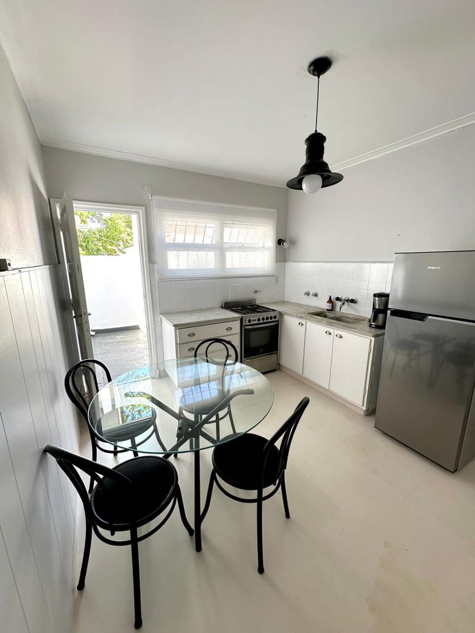 Kitchen or kitchenette, minibar