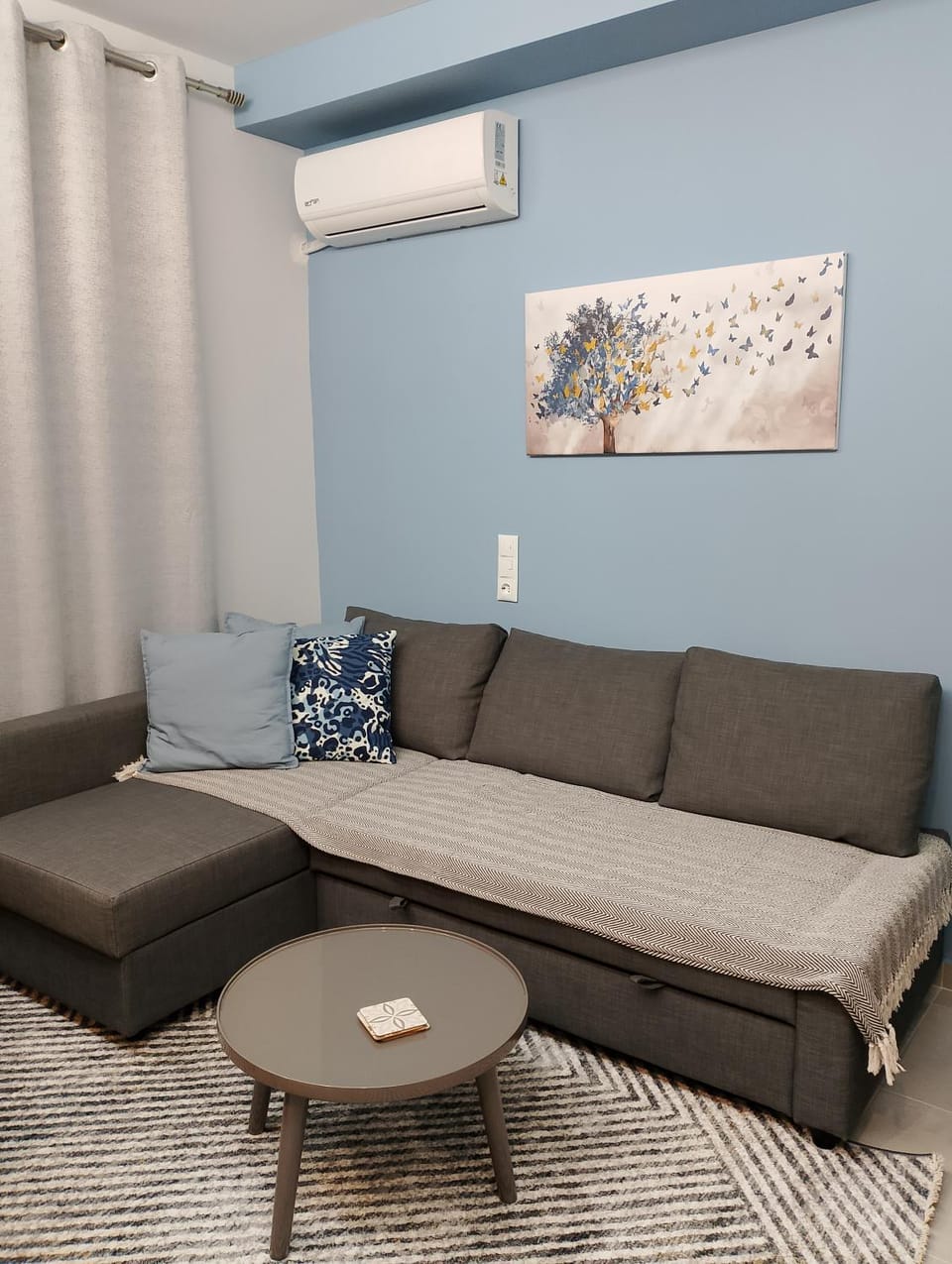 Living room, Seating area, air conditioner