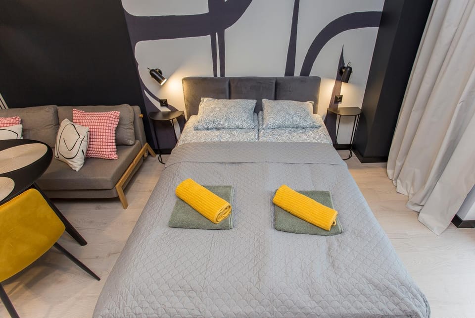 Bed, Bedroom, towels