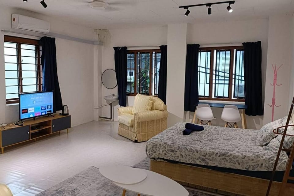 Bed, TV and multimedia, Photo of the whole room, Seating area, Bedroom, towels, air conditioner