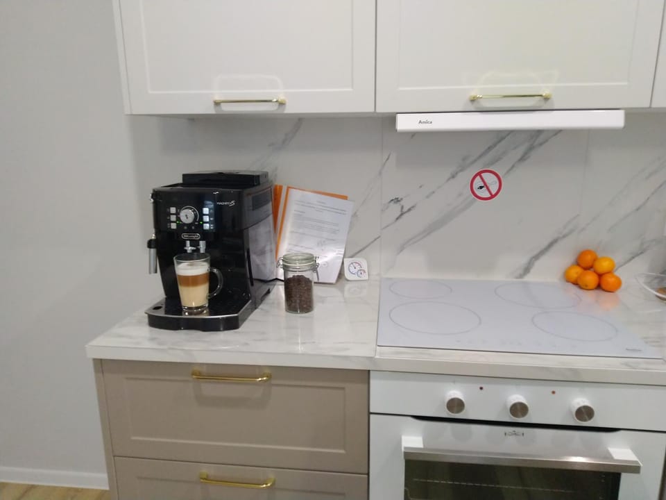 Coffee/tea facilities, Kitchen or kitchenette, stove