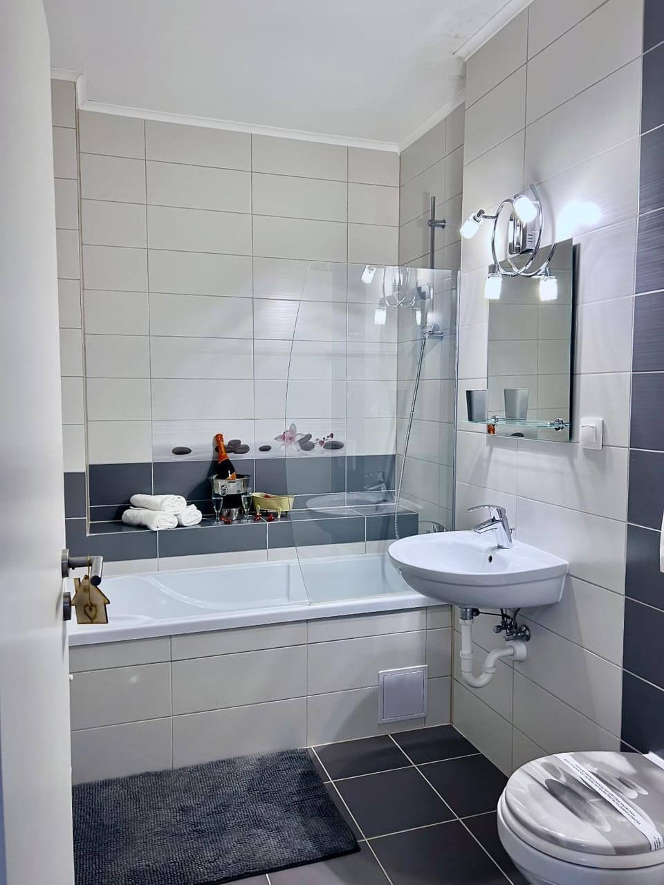 Shower, Toilet, Bathroom, Bath, towels