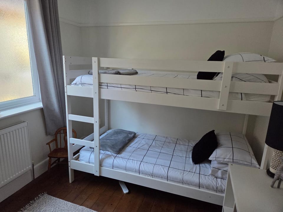 Bedroom, bunk bed