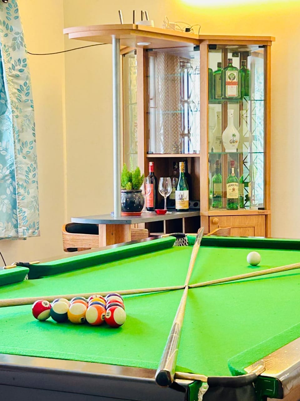Game Room, Game Room, minibar