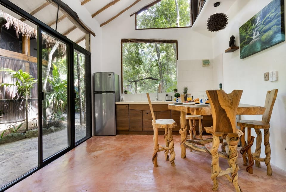 Kitchen or kitchenette, Dining area