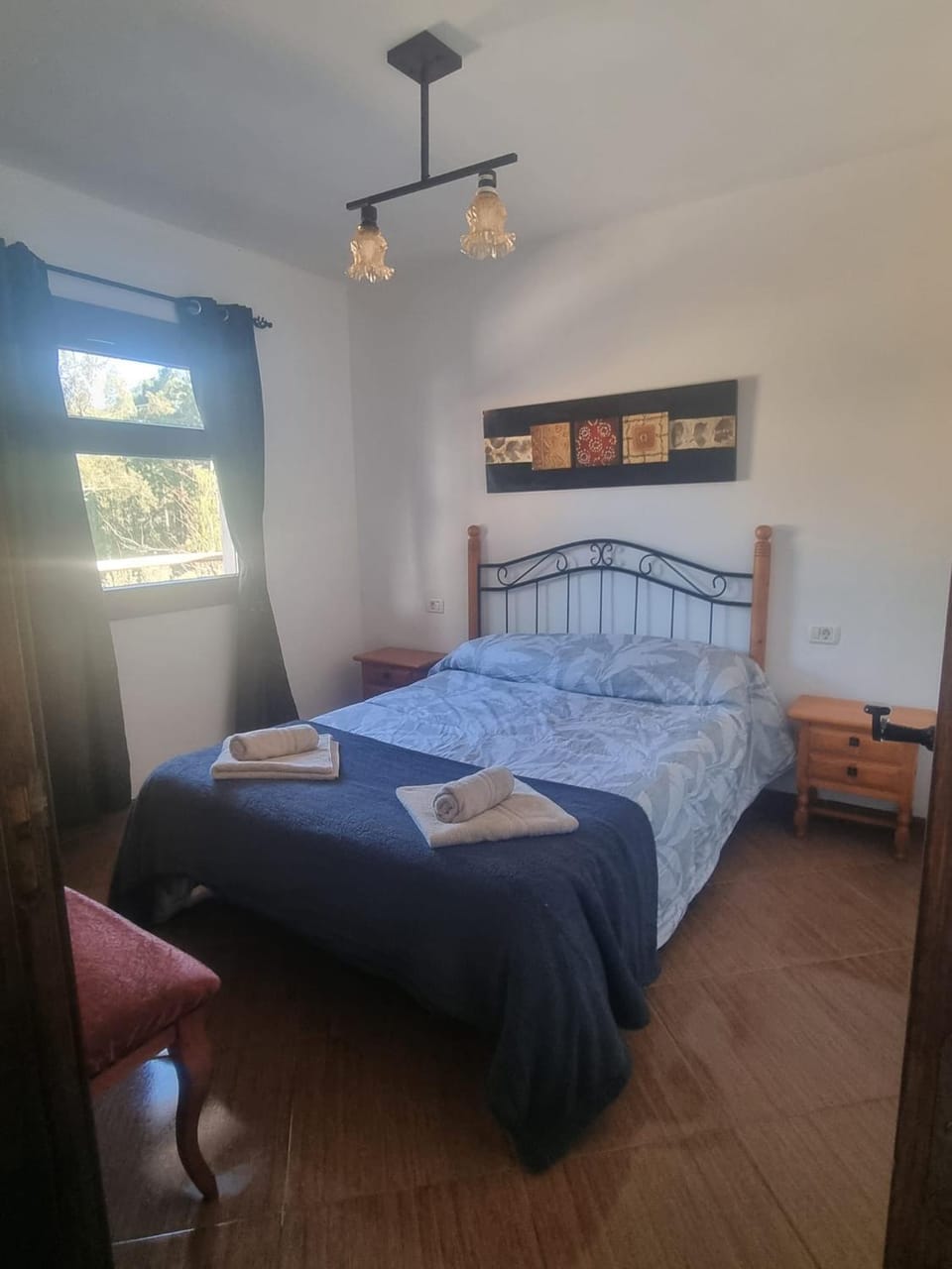 Bed, Photo of the whole room, Bedroom, towels