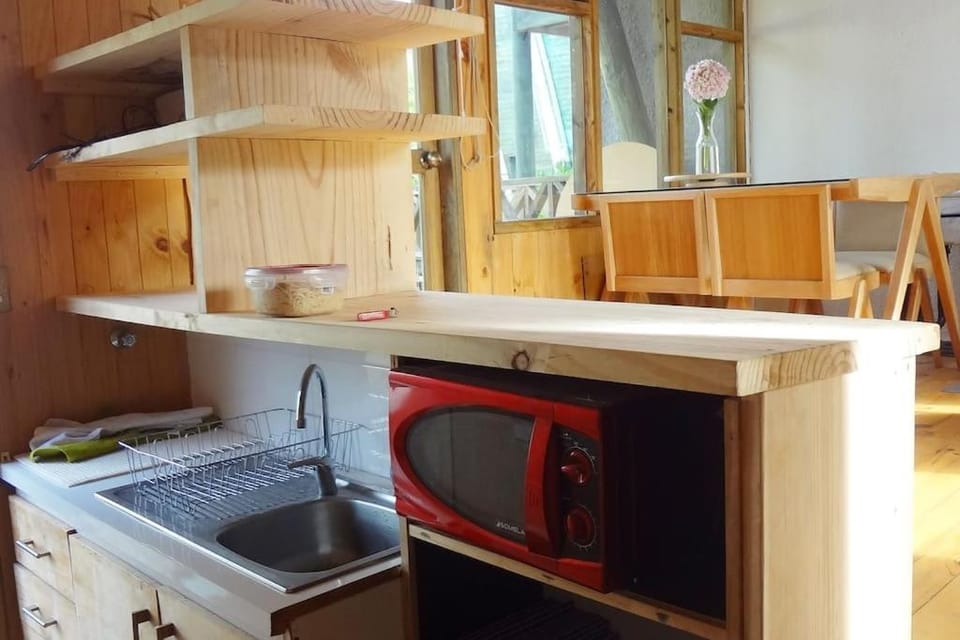 Kitchen or kitchenette, minibar