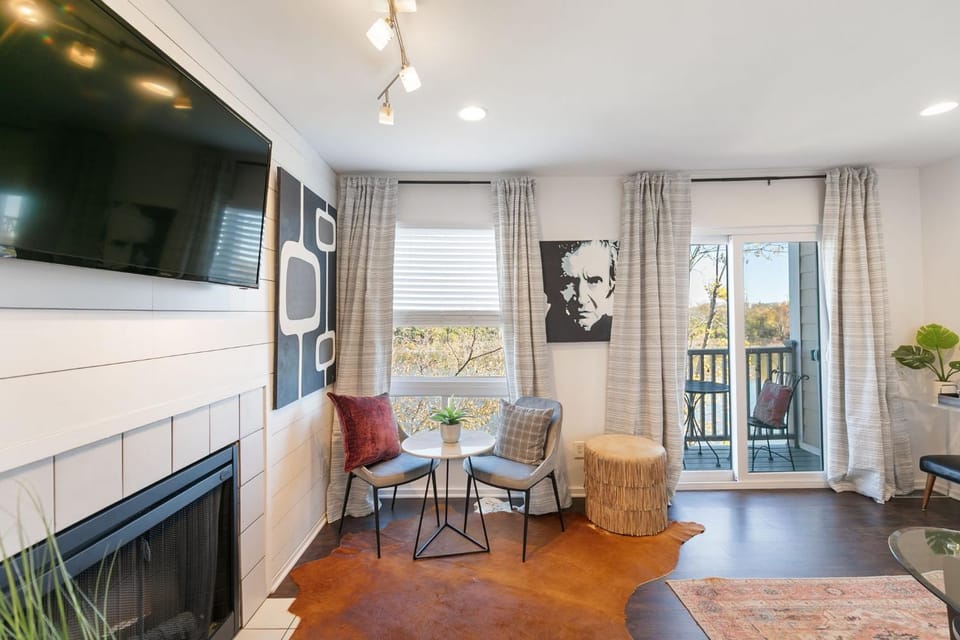 Seating area, Dining area, River view