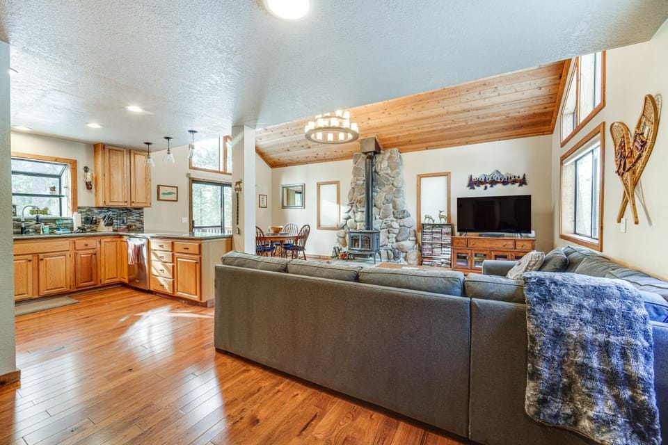 Family Cabin w/ Community Perks in Truckee! Cabin in Truckee