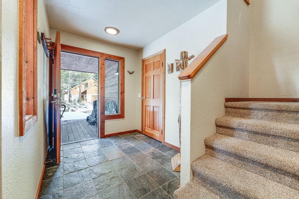 Family Cabin w/ Community Perks in Truckee! Cabin in Truckee