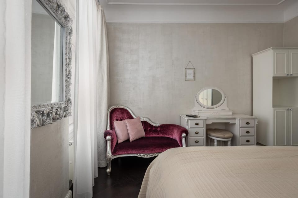 Bed, Photo of the whole room, Seating area, Bedroom